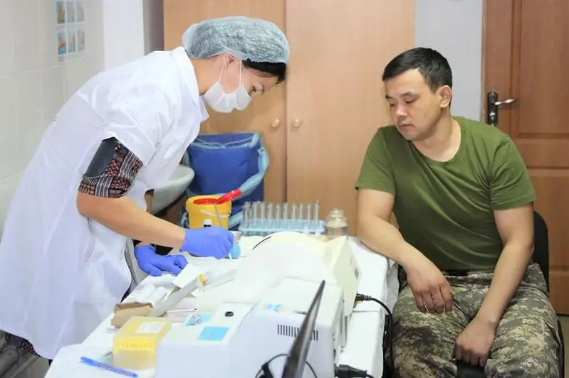 Атырауские военнослужащие сдали 50 литров крови