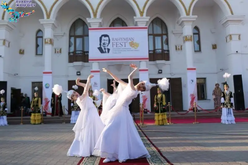 В фестивале имени Отарбаева в Атырау принимают участие 9 театральных коллективов