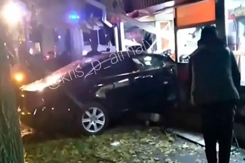 Автомобиль въехал в донерную в Алматы