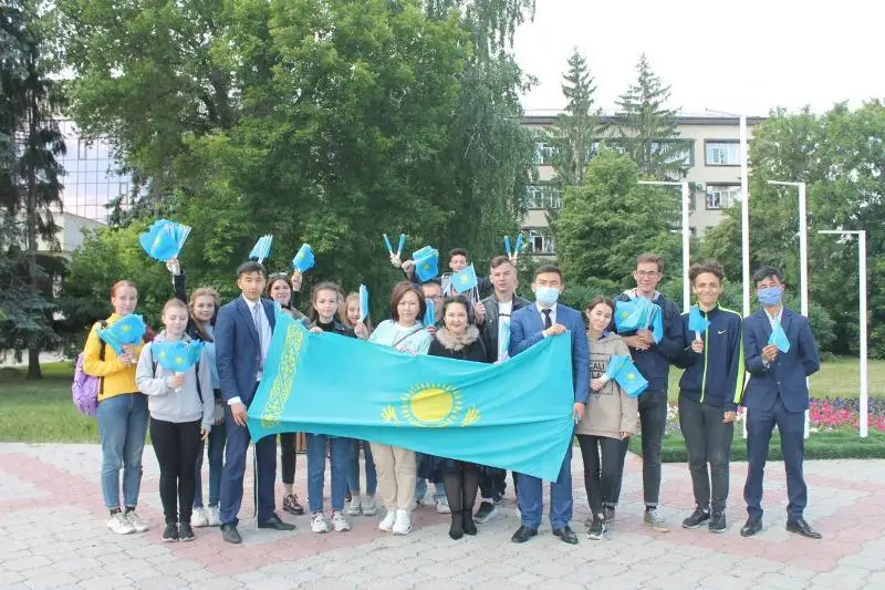 500 флажков раздали волонтеры в Петропавловске