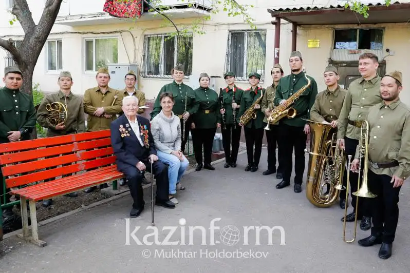 Столичных ветеранов поздравил духовой оркестр