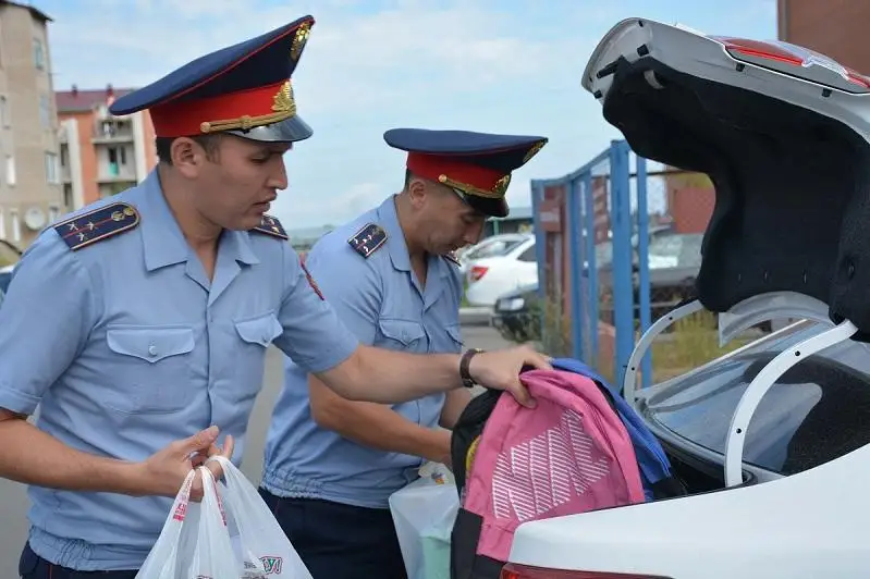 Полицейские СКО помогают многодетным семьям собрать детей в школу