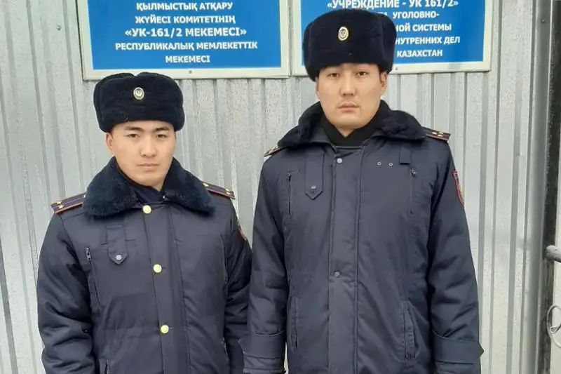 Сотрудники костанайской колонии спасли жителей дома от пожара