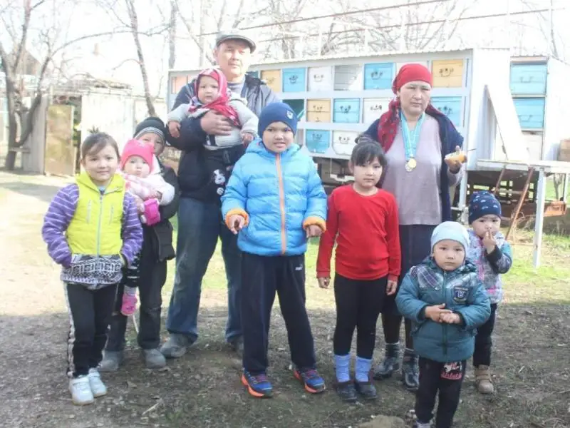 Многодетный житель Туркестанской области благодаря АСП открыл пасеку
