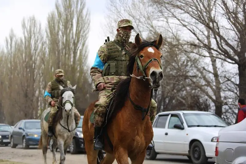 Конными патрулями усилили работу выставленных вокруг Тараза блокпостов