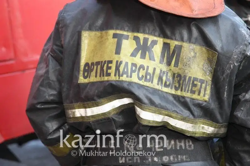 В Атбасаре сотрудники ДЧС спасли семью во время пожара