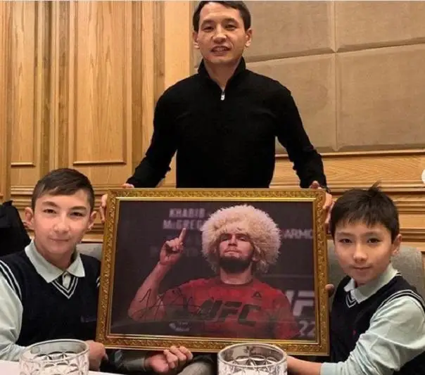 Казахстанский Ник Вуйчич получил подарок от чемпиона UFC