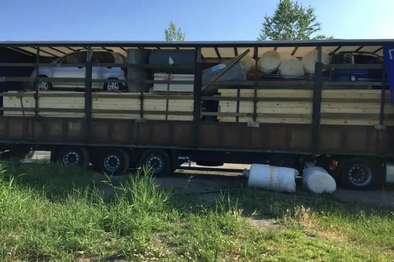 Контрабандные авто пытались вывезти из Казахстана в грузовике с пиломатериалами