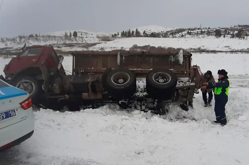 Большегруз опрокинулся в Восточном Казахстане