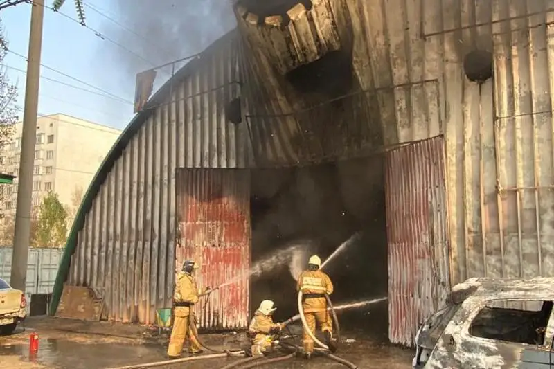 Взрыв произошел в горящем СТО в Алматы