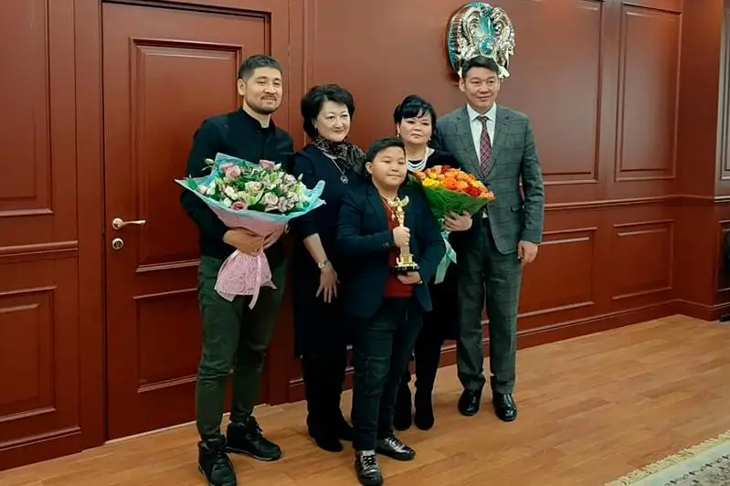 Актоты Раимкулова вручила Ержану Максиму специальную статуэтку «Қазақ елі»