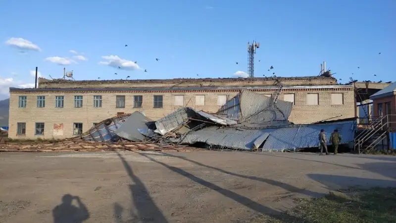 Сильный ветер сорвал крышу здания в Акмолинской области