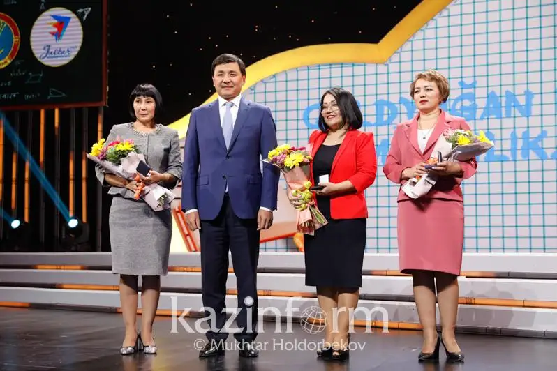 Аким столицы наградил заслуженных учителей