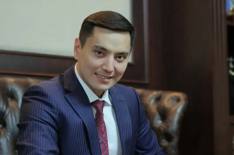 Актер Нурлан Алимжанов принес депутатскую присягу