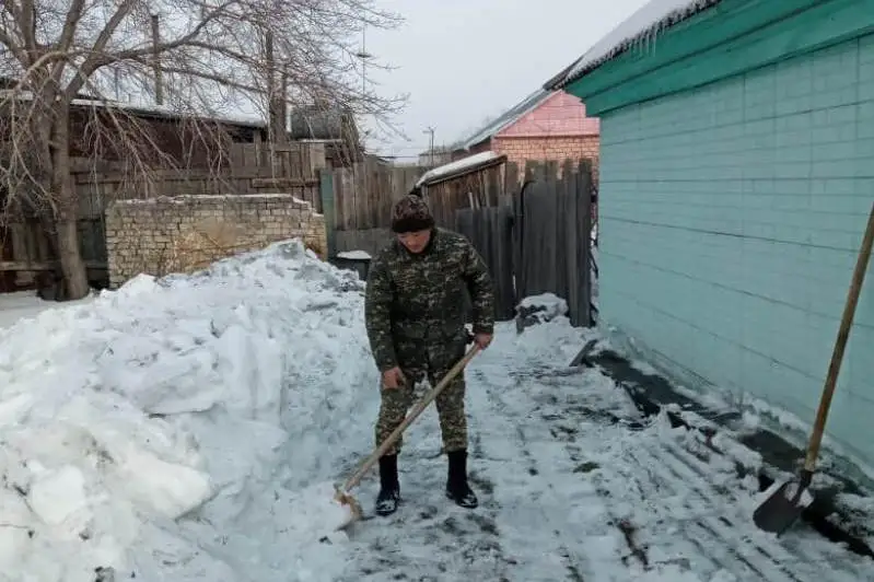 Біз біргеміз: военнослужащие РгК «Восток» помогают ветеранам в очистке снега