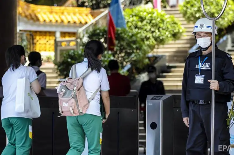 В Китае разрешили школьникам не носить маски