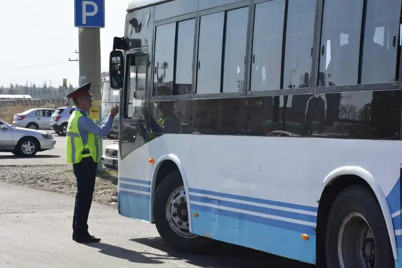 Водитель-нарушитель без прав возил пассажиров в маршрутном автобусе в Таразе