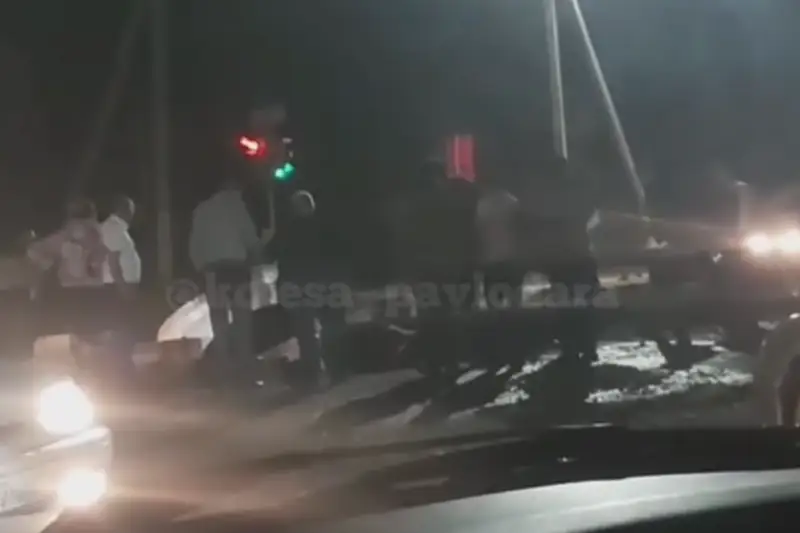 Провалилась под землю на дороге машина в Павлодаре