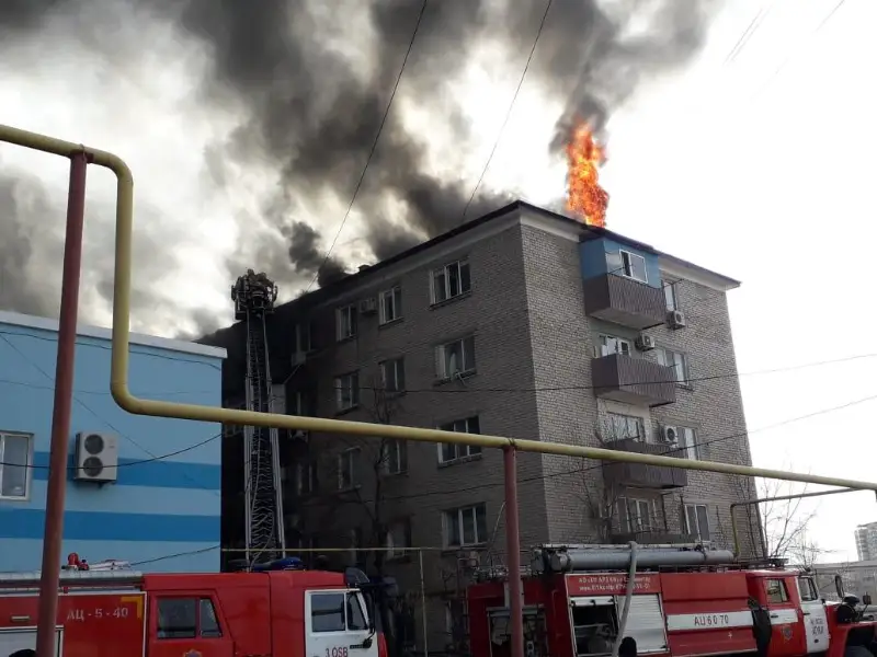 В Атырау горит крыша пятиэтажного дома