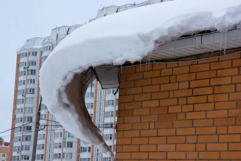 Упавший с крыши снег убил хозяина дома в ВКО