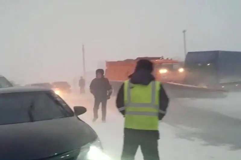 Машину с кыргызстанцами вызволили из снежных заносов в Актюбинской области