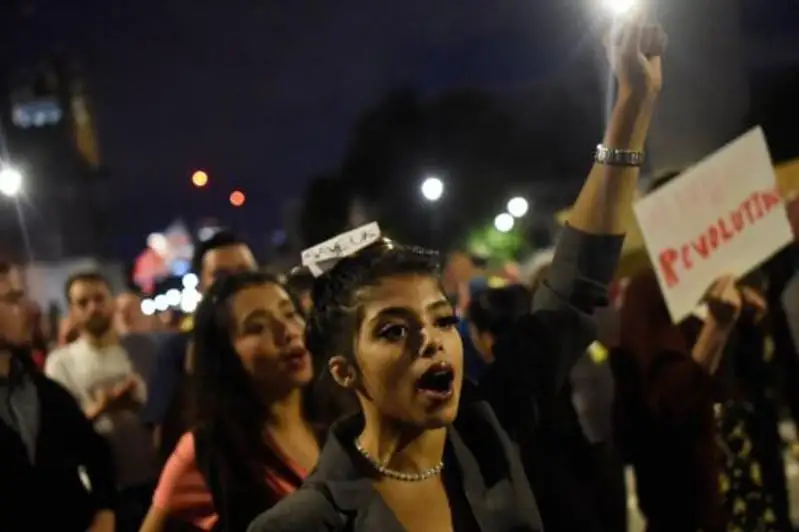 Тысячи британцев протестуют против приостановки деятельности парламента