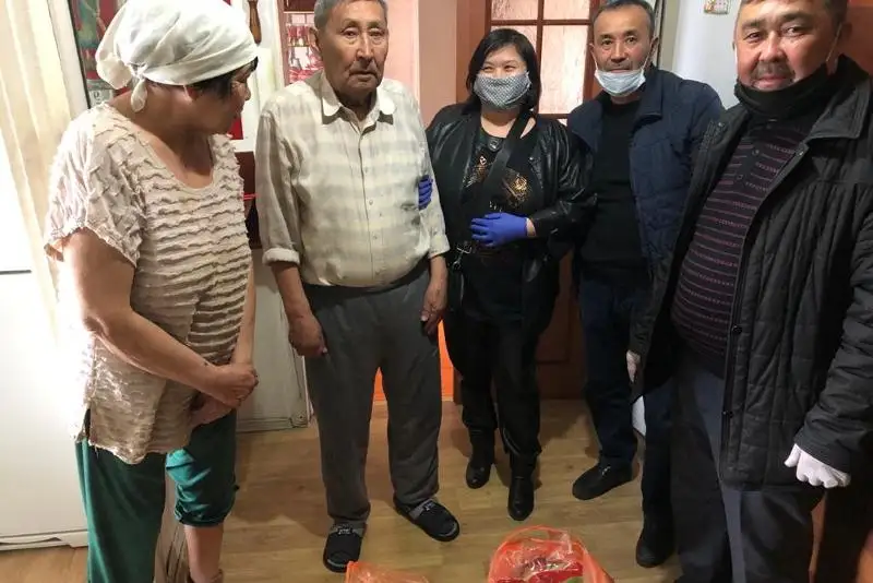 Коллегам-ветеранам помогает каздрамтеатр Караганды