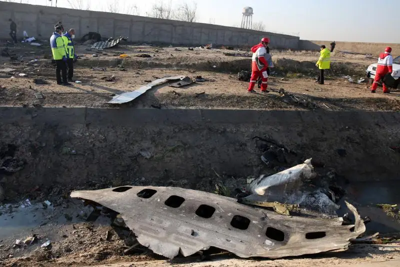 Украинские эксперты и спасатели работают в Тегеране в связи с крушением лайнера