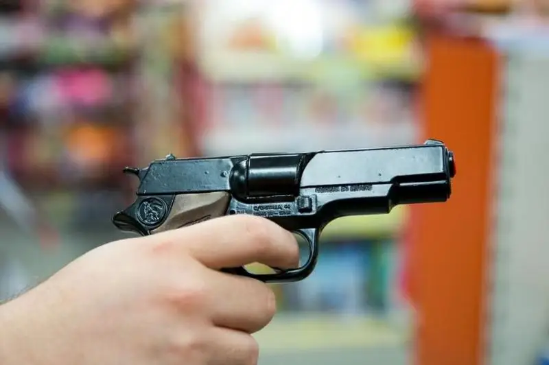 С игрушечным пистолетом пытался ограбить магазин житель Усть-Каменогорска