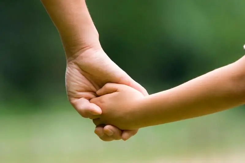 Неграмотных и без документов  женщину с ребенком обнаружили на ферме в СКО