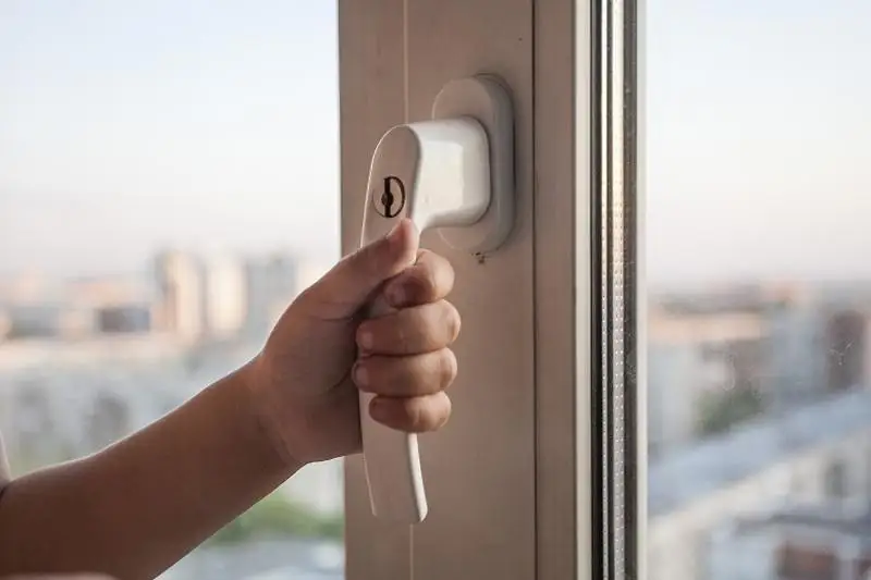 Двухлетний ребенок погиб после падения с окна четвертого этажа в столице