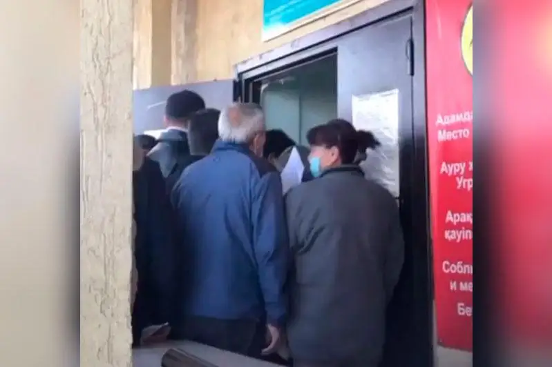 Очереди у поликлиники в Алматы: в больнице объяснили причину