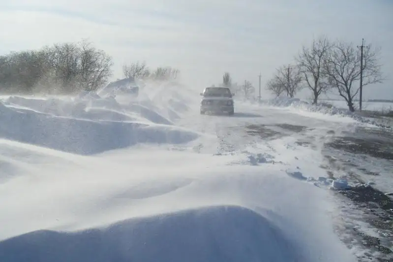 Казахстанцев и иностранных граждан продолжают эвакуировать с трасс в Акмолинской области