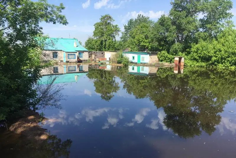 В Аксу назвали причину подтопления огородов и хозпостроек частных домов