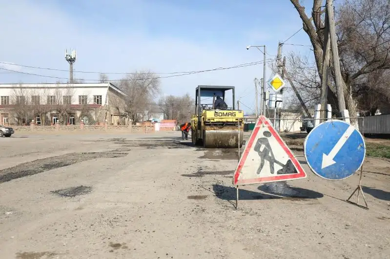 Ремонт дорог продолжается в Актобе несмотря на карантин