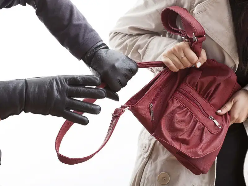 Неоднократно судимый рецидивист ограбил пенсионерку в Текели