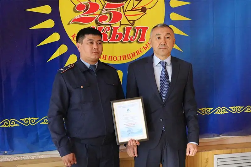 Трижды отказался от взятки полицейский в Актобе