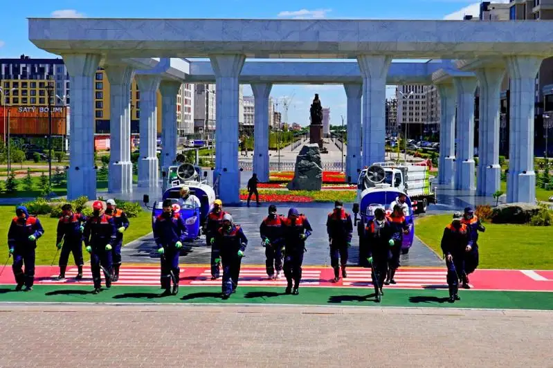 Военные, пожарные и дезинфекторы: масштабная дезинфекция в Нур-Султане