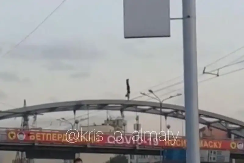Опасный трюк экстремала на мосту попал на видео в Алматы