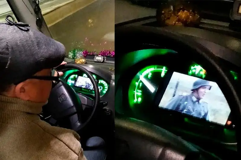 В Павлодаре водитель маршрутки за рулём смотрел кино