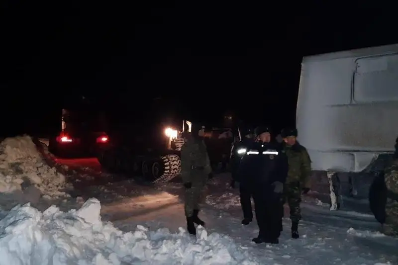 12 человек спасли из снежного плена в Актюбинской области