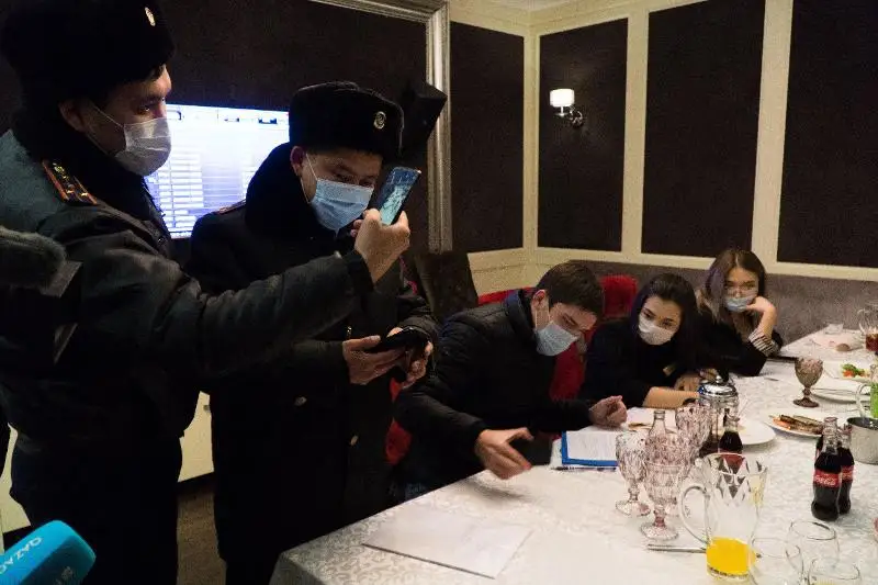 Свыше 20 посетителей столичного караоке-бара доставили в полицию