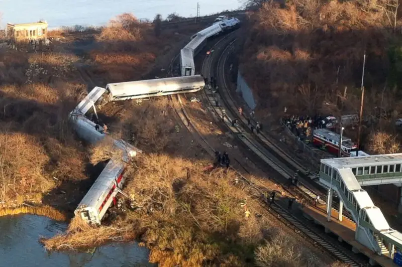 В Китае сошел с рельсов пассажирский поезд: есть пострадавшие