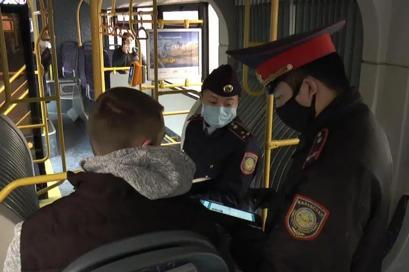 В Алматы у пассажиров общественного транспорта проверяют разрешение на передвижение