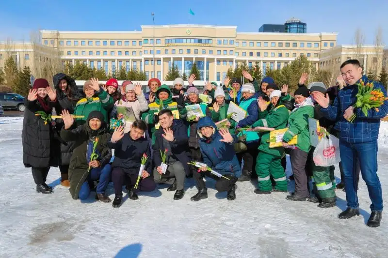 Сотрудниц коммунальной службы и врачей с 8 марта поздравили жасотановцы