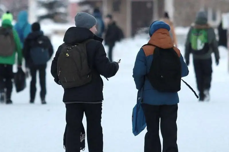 Из-за гололеда в ВКО отменены занятия в школах
