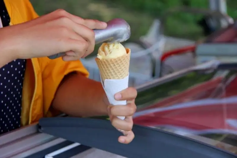 Павлодарские санврачи проверили, безопасно ли покупать мороженое на улицах