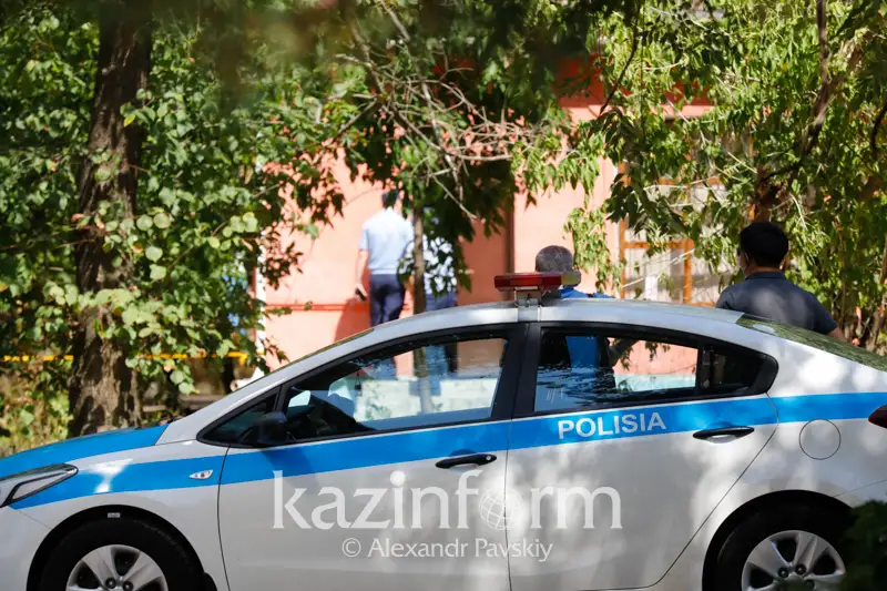 В центре Алматы мужчина стрелял в участкового инспектора