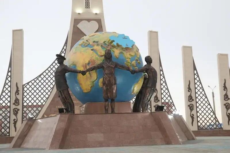 Посвященный борцам с коронавирусом монумент «Biz birgemiz» появился в Таразе