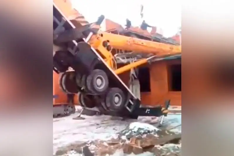 В Павлодаре на строящийся дом упала стрела автокрана